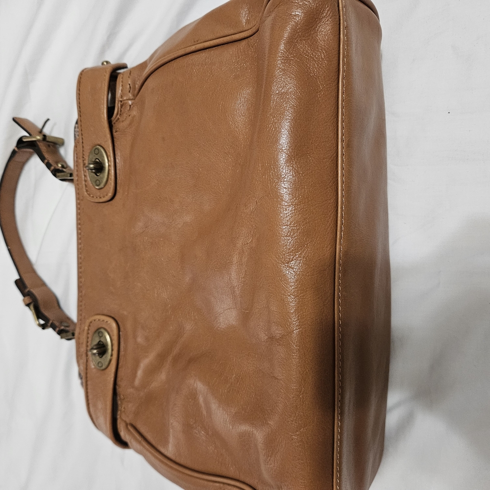 Classic Tan Leather Satchel with Structured Design
